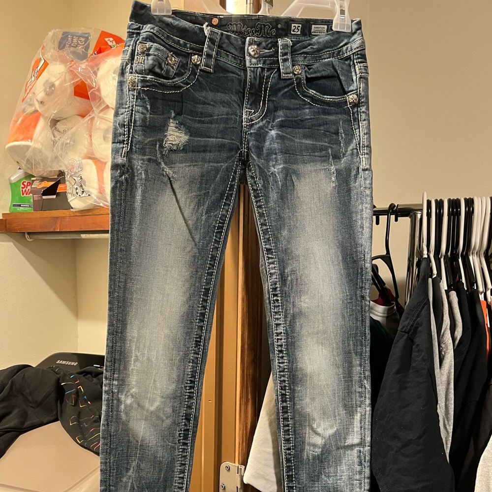 Buckle Miss Me Skinny Jeans Brand New without Tags bought them and outgrew